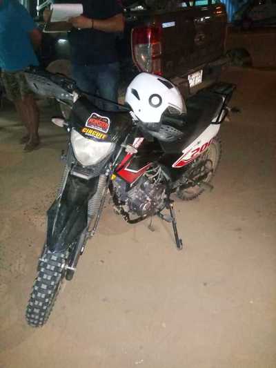 Detienen a dos hombres que supuestamente repartían drogas en una motocicleta » Ñanduti