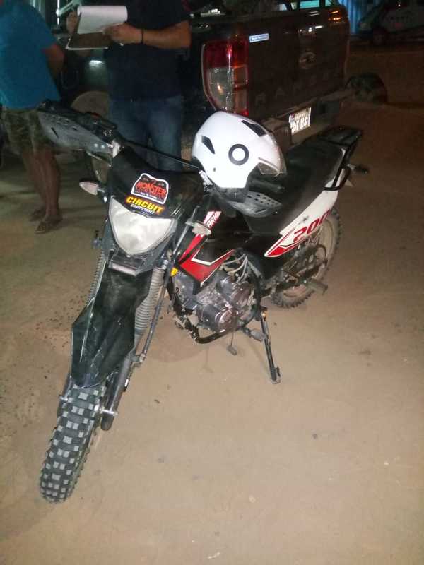 Detienen a dos hombres que supuestamente repartían drogas en una motocicleta » Ñanduti
