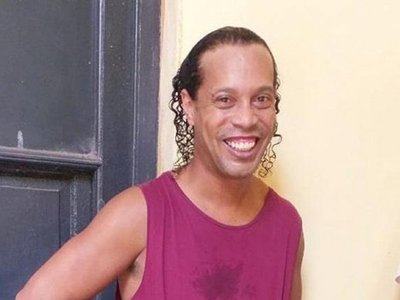 El primer partido de Ronaldinho en la cárcel