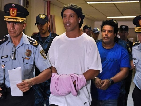 Ratifican prisión preventiva de Ronaldinho y su hermano