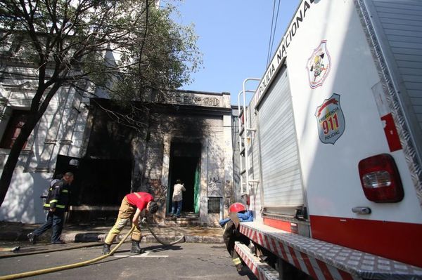 Asunción: Controlan incendio en un depósito de transformadores de la ANDE