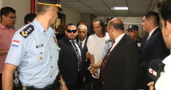 Cámara rechaza apelación y Ronaldinho seguirá preso