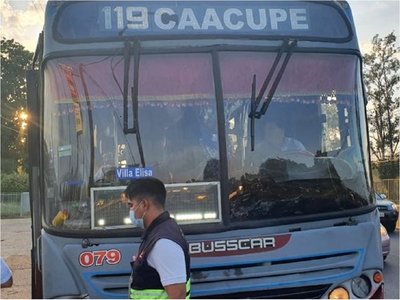 Multan a empresas de transporte por llevar a pasajeros parados