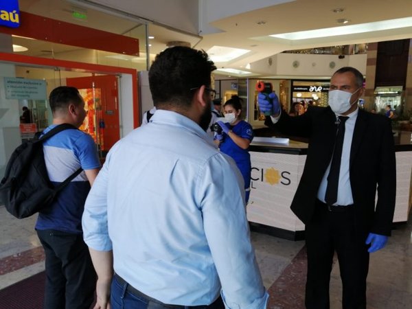 Coronavirus: Toman temperatura a clientes en shopping