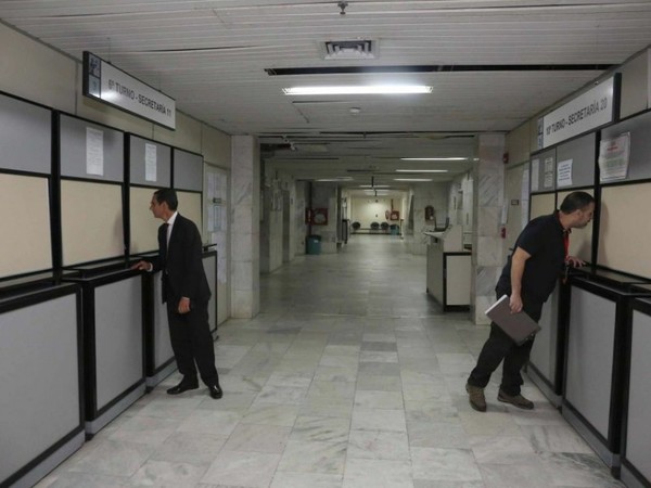 De acuerdo a informe médico, síntomas que presentó funcionaria no eran compatibles con el Covid-19