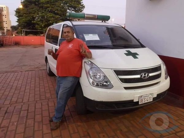 Juancho Acosta entregó ambulancia al bombero rojo donado por Itaipú