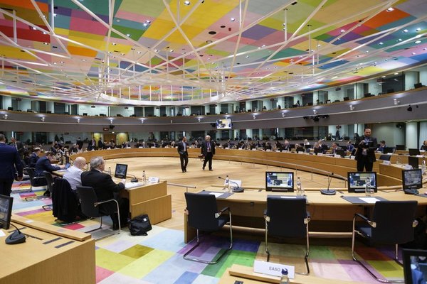 Unión Europea pide establecer filtros sanitarios en las fronteras