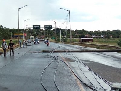 Temporal deja columnas caídas y viviendas dañadas en Encarnación