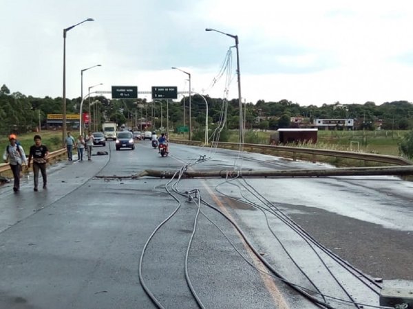 Temporal deja columnas caídas y viviendas dañadas en Encarnación