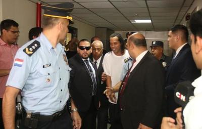 Cámara rechaza apelación y Ronaldinho seguirá preso
