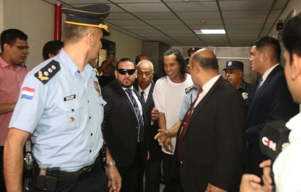 Cámara rechaza apelación y Ronaldinho seguirá preso