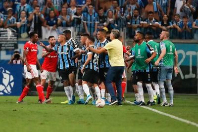 Escandaloso clásico Gaúcho: batalla campal, 8 expulsados y 105 minutos de partido - Fútbol - ABC Color