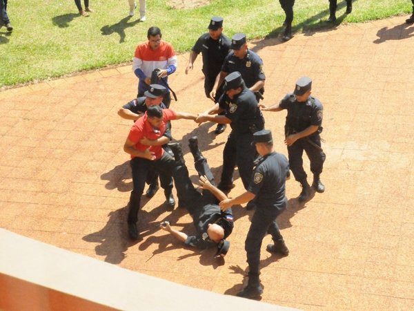 Abogado detenido tras agredir a comisario en Pedro Juan Caballero