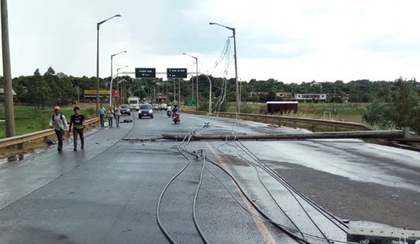 Temporal con ráfagas de viento de 103 km/h derriba columnas y deja sin energía eléctrica a capital del Itapúa - ADN Paraguayo