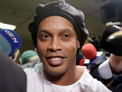 La primera imagen de Ronaldinho jugando al fútbol en la cárcel