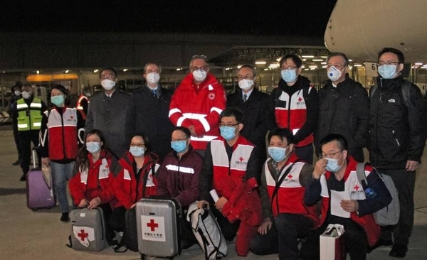 HOY / Expertos chinos se mudan de Wuhan a Italia para combatir al coronavirus