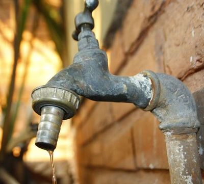 Atienden sin agua y sin tapabocas