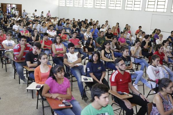 Unos 4.400 jóvenes fueron habilitados para examen de becas Itaipú-Becal - Nacionales - ABC Color