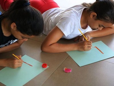 Ideas para que niños practiquen artes plásticas durante el receso