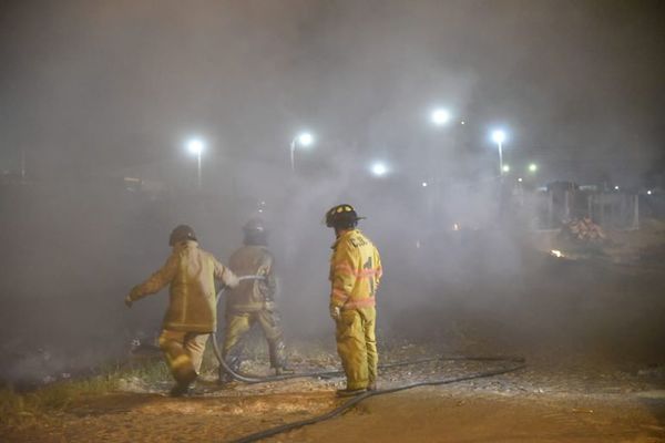 Logran sofocar incendio presuntamente provocado por vecinos del barrio Santa María - Nacionales - ABC Color