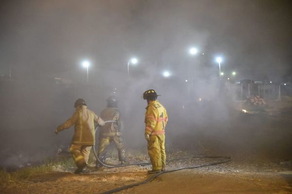 Logran sofocar incendio presuntamente provocado por vecinos del barrio Santa María - Nacionales - ABC Color