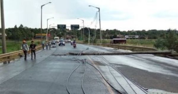 Temporal con viento de 103 km/h deja sin energía eléctrica a capital del Itapúa