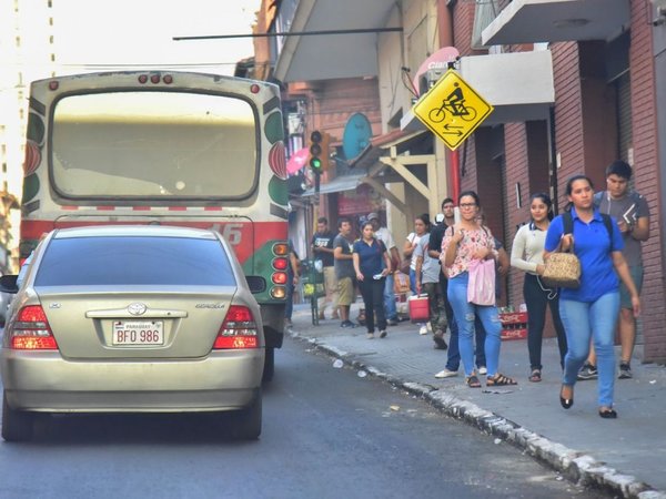 Colectivos respetan el tope, pero en paradas se aglomeran los pasajeros