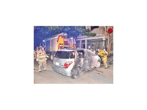 Atacan con bomba molotov a un auto de agente penitenciario