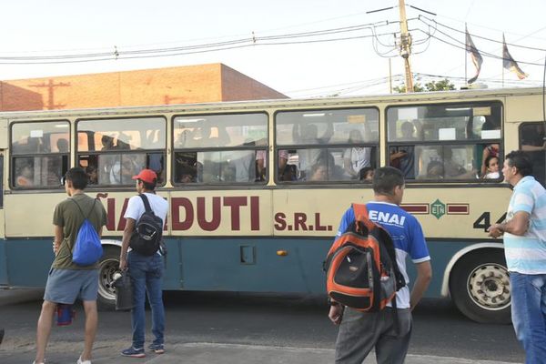 Buses militares van a ayudar al transporte de ciudadanos - Nacionales - ABC Color