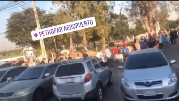 HOY / Petropar regala alcohol y la gente se aglomera: Samudio suspenderá distribución