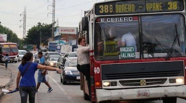 COVID-19: Habrá buses militares gratuitos para hacer frente a la demanda de pasajeros