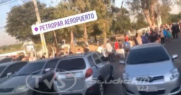 Petropar regala alcohol y la gente se aglomera: Samudio suspenderá distribución