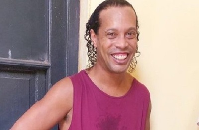 Ronaldinho ya juega fútbol en la cárcel
