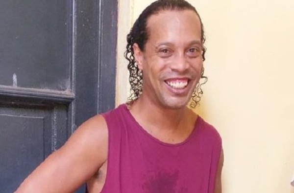 Ronaldinho ya juega fútbol en la cárcel