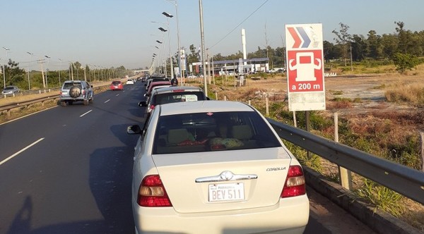 Petropar regala alcohol y a causa de aglomeración Samudio suspende distribución