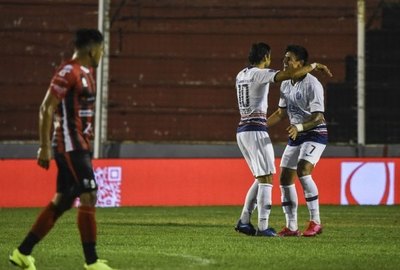 San Lorenzo gana con un golazo desde media cancha de Óscar Romero