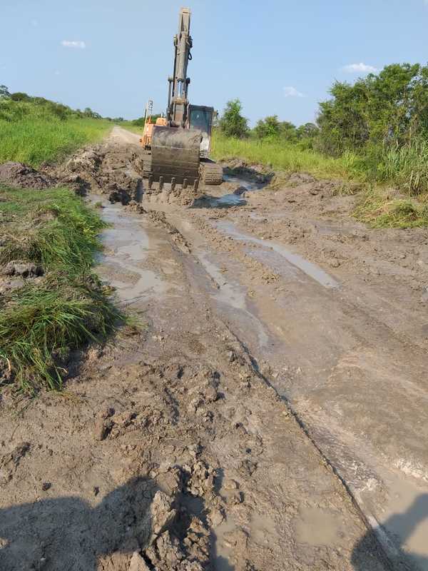 MOPC por fin repara caminos de Bahía Negra