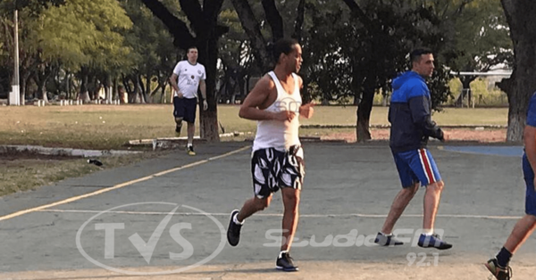 Ronaldinho juega fútbol en la cárcel: ¿El premio? Un lechón, «torneo kure»