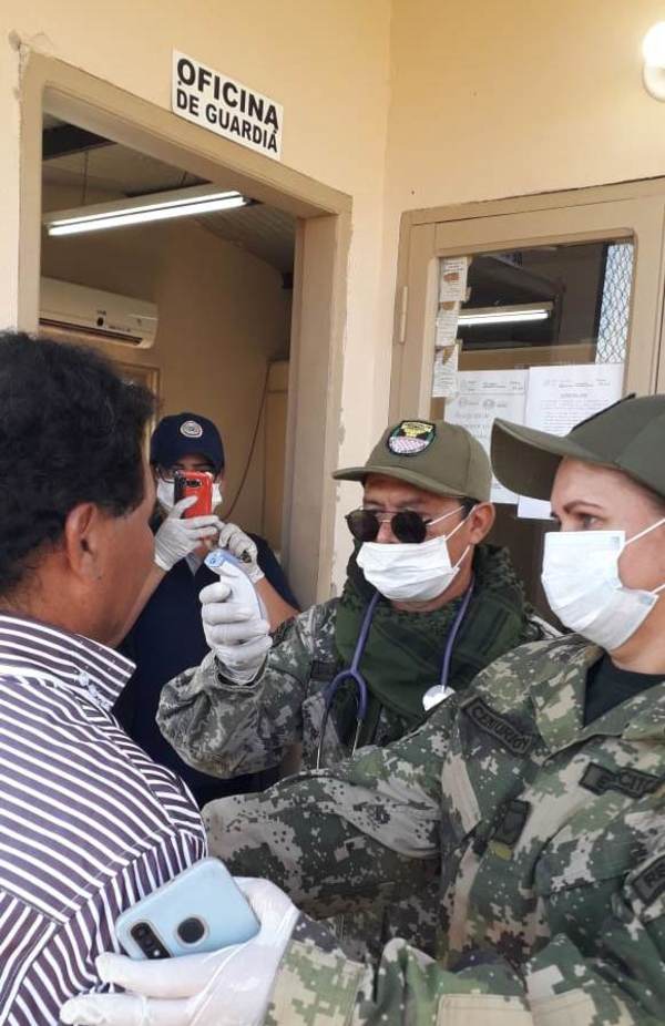 Militares realizan trabajos de control y concienciación en áreas de mucha concurrencia | .::Agencia IP::.