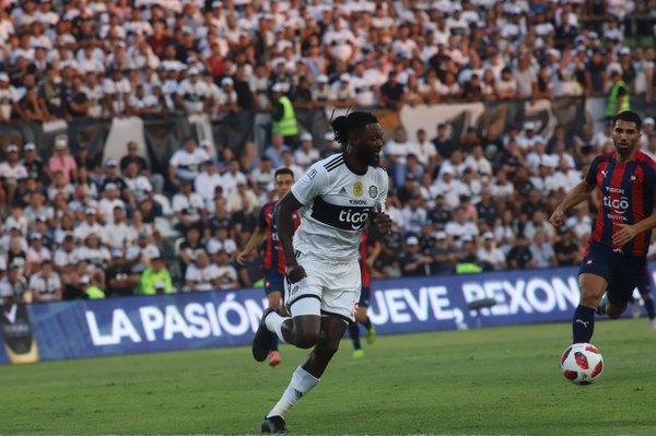 Adebayor comparó el calor de Paraguay con Africa