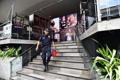 Policía intervino céntrico bar asunceno por presunta transgresión a aglomeración de personas