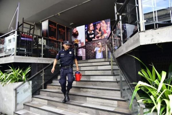 Policía intervino céntrico bar asunceno por presunta transgresión a aglomeración de personas