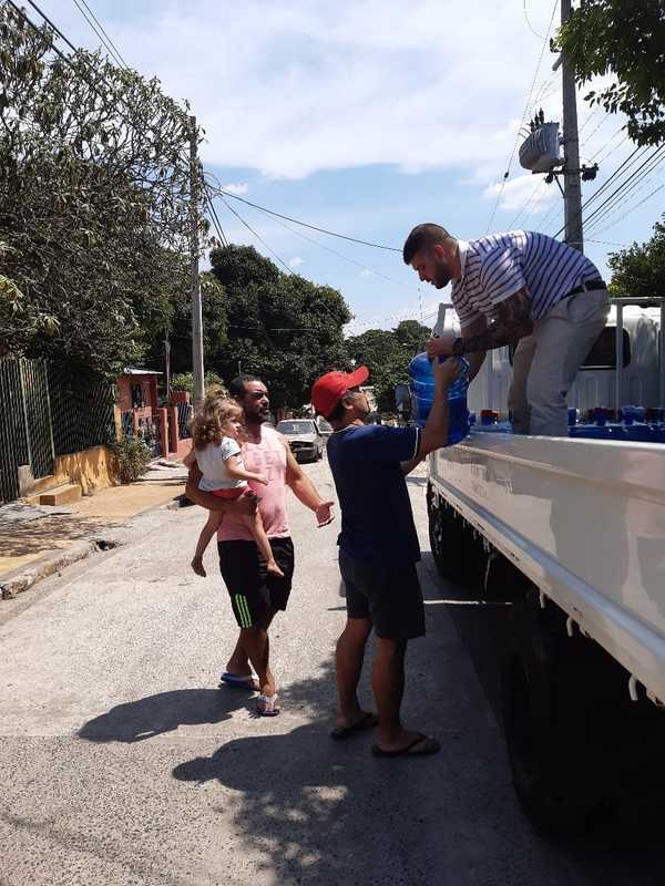Essap distribuye agua en barrios afectados de Asunción y Área Metropolitana | .::Agencia IP::.
