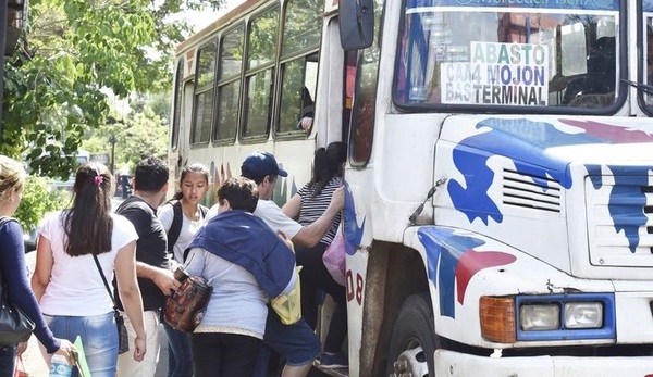 Desde el lunes salen buses de las FFAA en apoyo a la ciudadanía