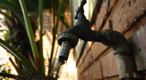 HOY / En el país del agua, Essap distribuye en bidones a barrios de Asunción