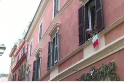 Italia aplaude desde sus balcones a los médicos que combaten el coronavirus » Ñanduti