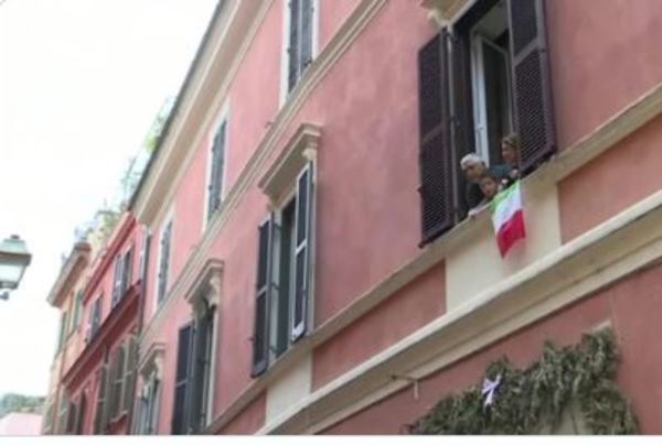 Italia aplaude desde sus balcones a los médicos que combaten el coronavirus » Ñanduti