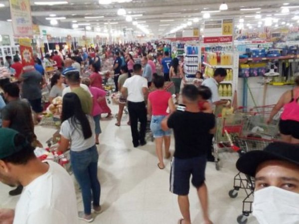 Salud sugiere un metro de distancia en filas de supermercados