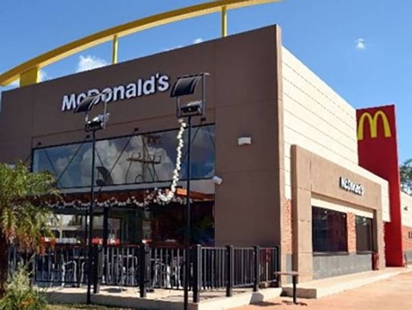 HOY / McDonald's se suma a la lucha anti COVID-19 y suspende atención al público