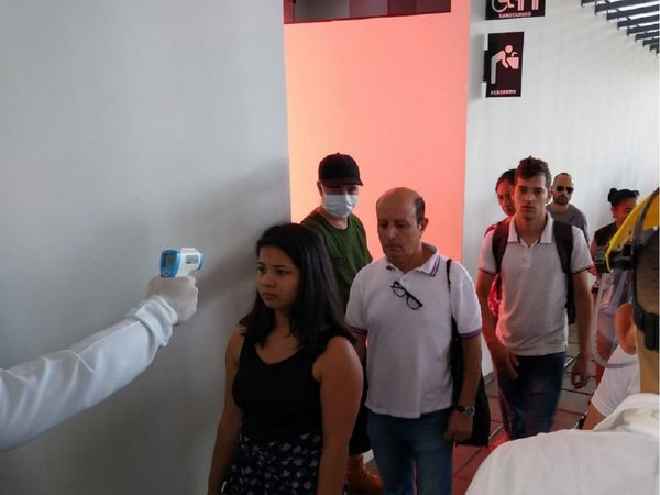 CDE: Medidas de control por Covid-19 a turistas que entran al país